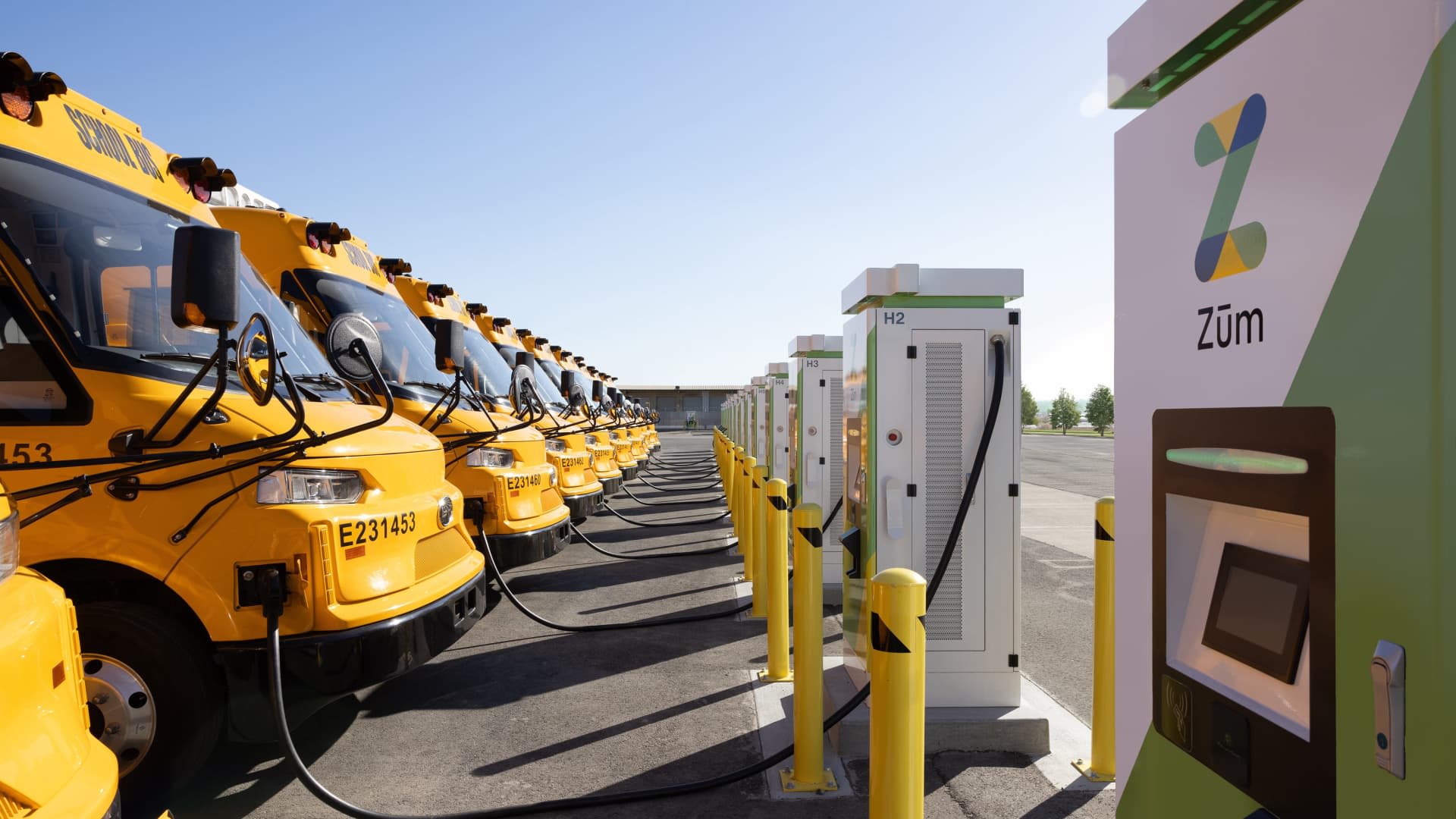 A half-million school buses across US could become EV battery powerhouse feeding energy back onto the grid