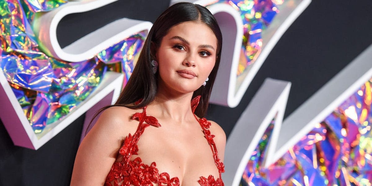 Selena Gomez is a billionaire. She joins 4 other musicians in this elite club.