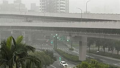 快訊／暴雨橫掃南部！高雄市1國小下午停班課 豪雨假標準一次看