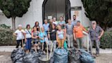 Los vecinos de El Entrego limpian el cementerio en protesta por su abandono