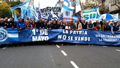 La CGT encabezó una marcha para celebrar el 1 de Mayo y manifestarse contra del gobierno de Milei | Política