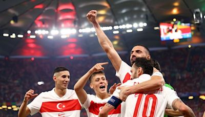 Turquía pasa a octavos con una victoria por 2-1 sobre República Checa, que queda eliminada