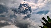 Vulkan in Indonesien bricht aus und stößt kilometerhohe Aschewolke in den Himmel