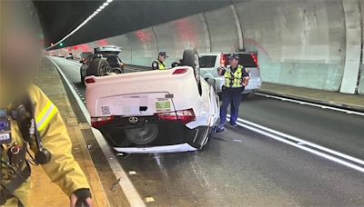 雪隧北上2車追撞！ 駕駛恍神撞翻車「四輪朝天」-台視新聞網