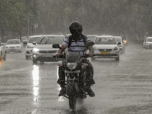 Heavy Rain In Delhi Affects Traffic, Waterlogging Reported In Many Areas