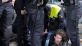 Dos detenidos tras irrumpir en la llegada de Macron a la Universidad de Ámsterdam