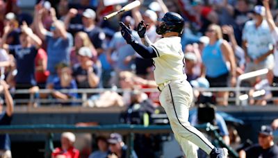 Vázquez plays the walk-off hero with 9th-inning blast off Hader