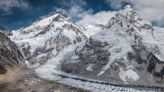 Nepal busca a los dos escaladores desaparecidos en el Everest
