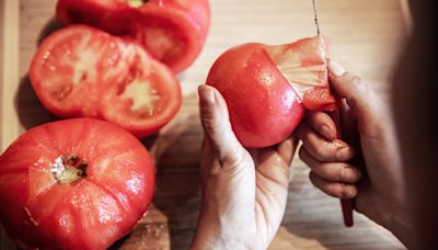 "Attention, manger la peau des tomates peut avoir des conséquences pour votre santé", alerte le Dr Cocaul