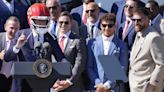 Joe Biden se pone el casco de los Chiefs durante la visita de los campeones del Super Bowl a la Casa Blanca