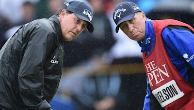 Mickelson bemused golf fans with bizarre fashion accessory before Troon disaster
