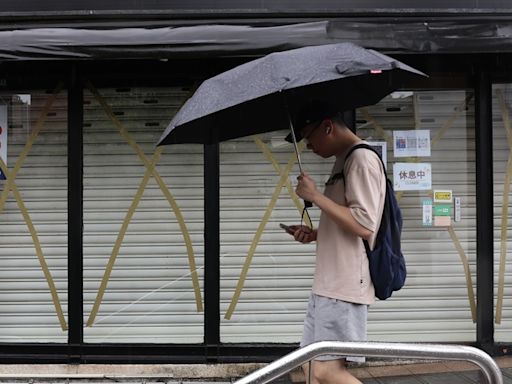 碧潭風景區商家窗戶門面貼膠帶防颱 (圖)