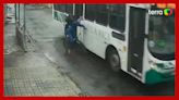 Ônibus derruba bicicleta e entregador escapa por pouco de ser atropelado no RJ