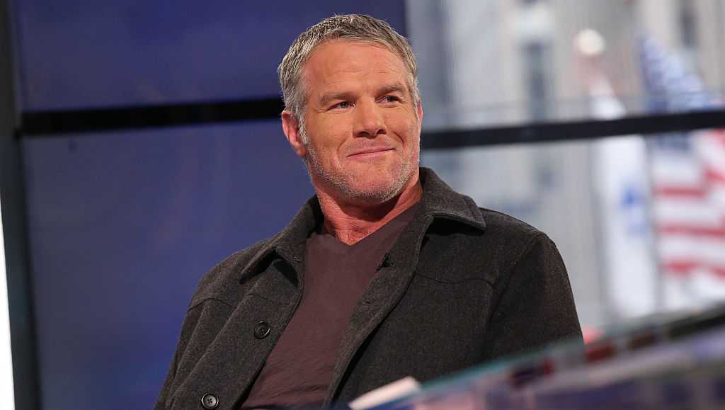 Brett Favre asks appeals court to reinstate his defamation lawsuit against Shannon Sharpe