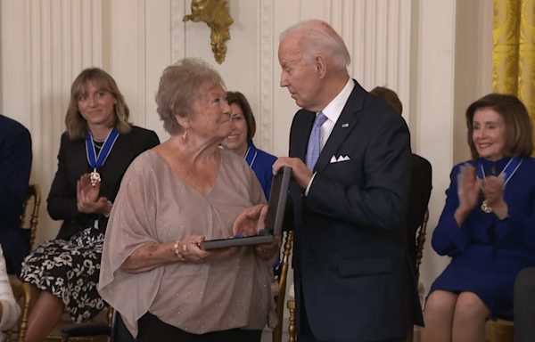 Jim Thorpe receives the Medal of Freedom