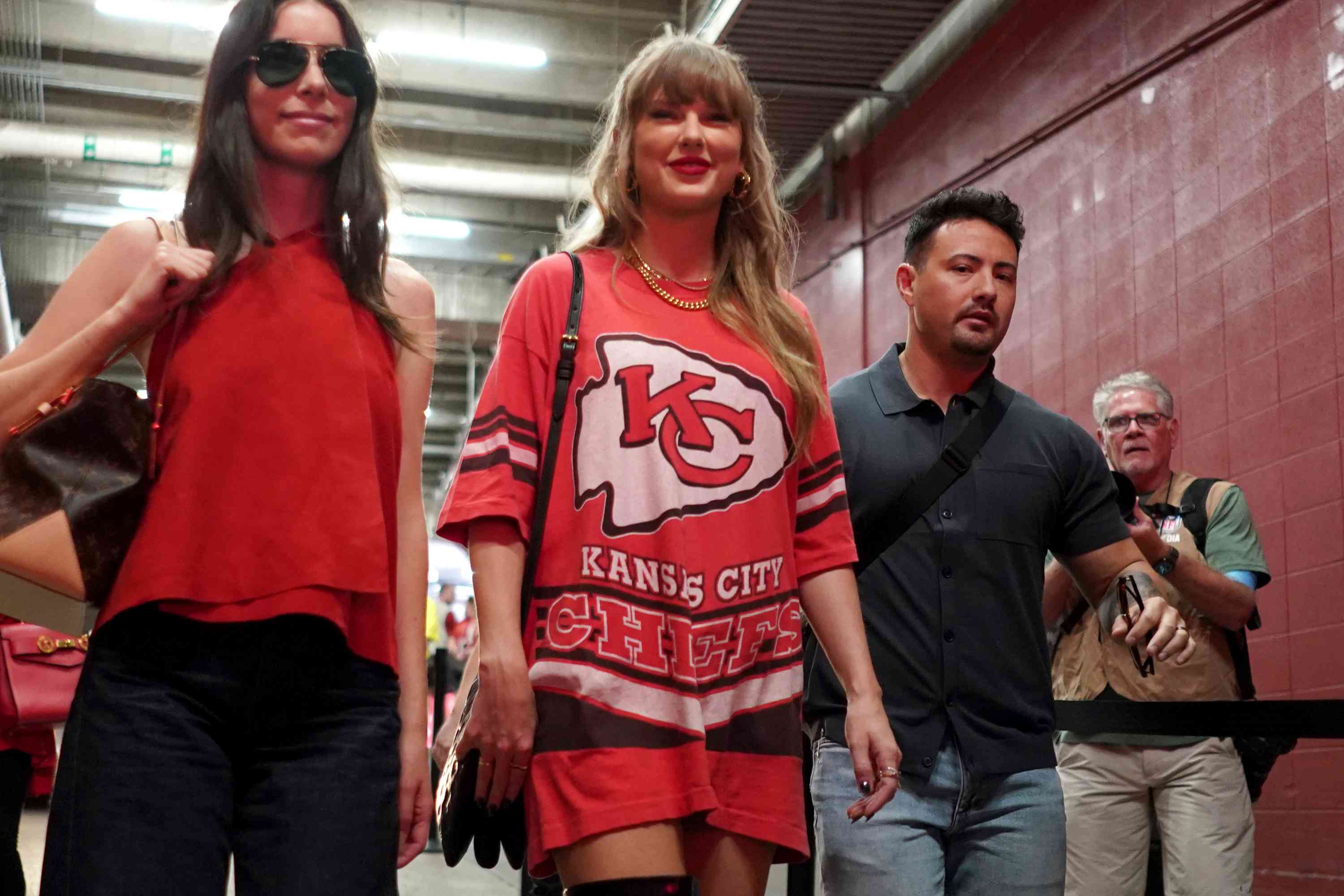 Back Again! Taylor Swift Cheers on Travis Kelce as the Kansas City Chiefs Face Cincinnati Bengals