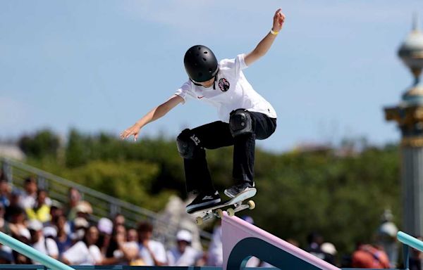 VIDEO: 14-year-old Coco Yoshizawa dominates women's skateboard street final