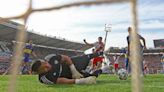 Apareció una foto inédita de la gran polémica del Superclásico