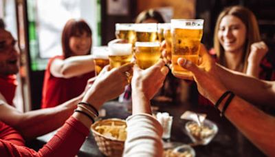 Tomar esta cantidad de bebidas con alcohol a la semana aumenta el riesgo de muerte por cáncer