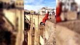 Aluvión de críticas a una turista por posar de forma temeraria sobre el Tajo de Ronda, en Málaga