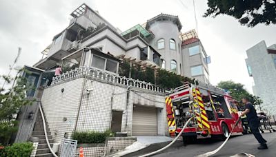 快訊/北市北投民宅火警冒濃煙 警消撲滅火勢救出1住戶