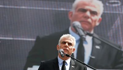 El líder opositor Yair Lapid culpa a Netanyahu por la amenaza de Biden con dejar de suministrar armas