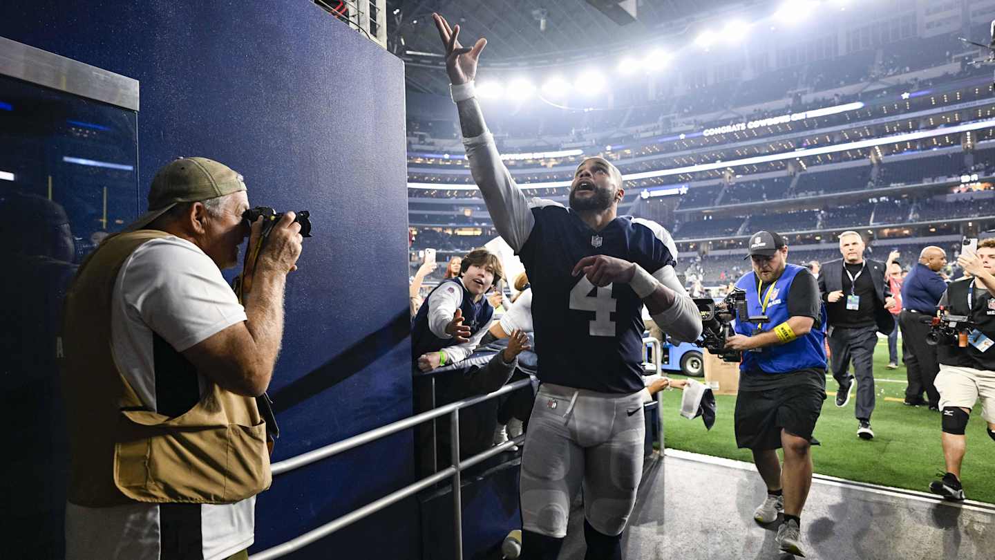 NFL fans react to Dak Prescott's massive contract extension signed right before kickoff