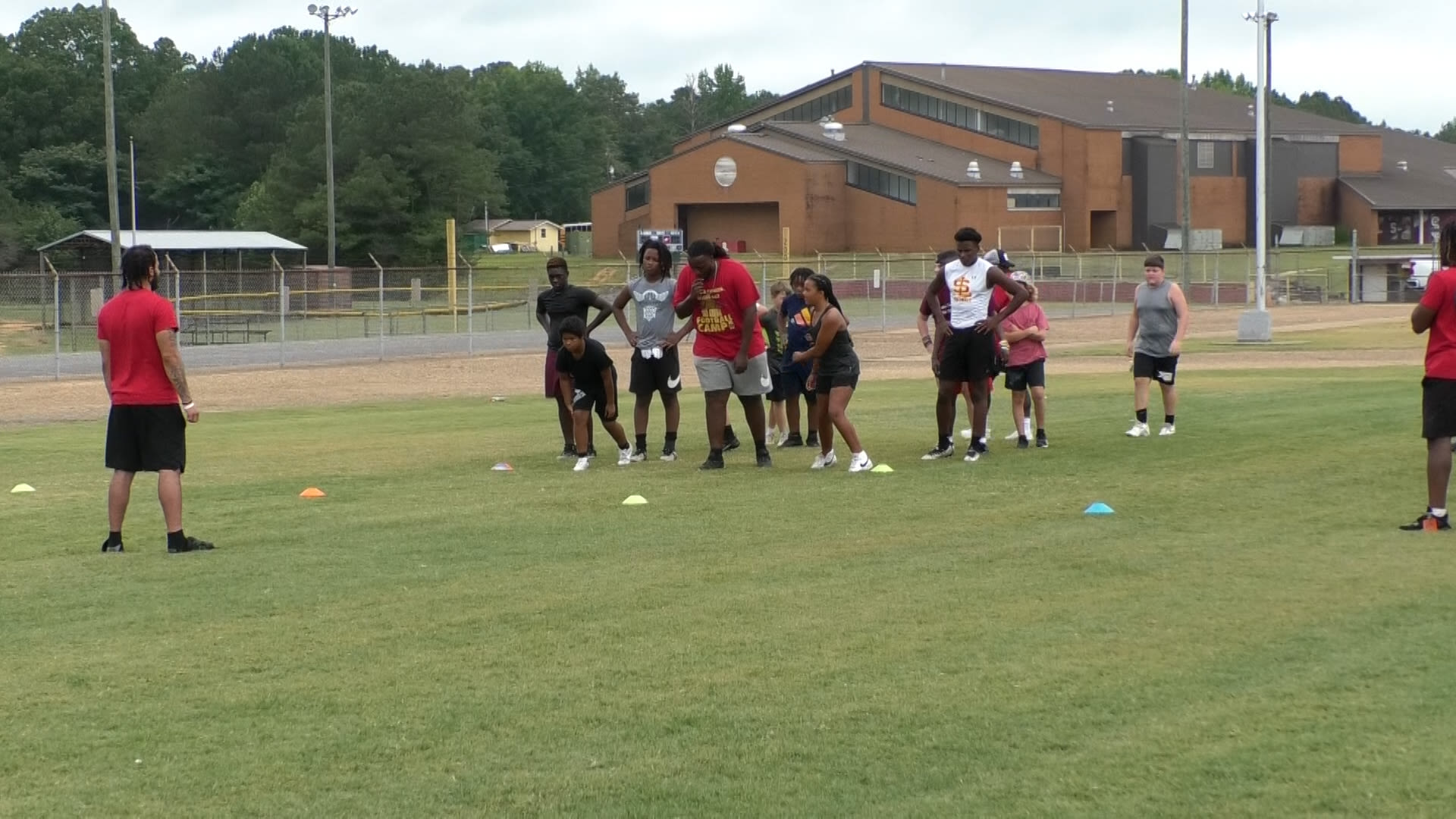Former South Lamar High School athletes host kids football camp