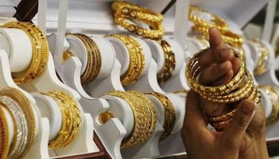 Gold price falls by Rs 240 per sovereign - News Today | First with the news