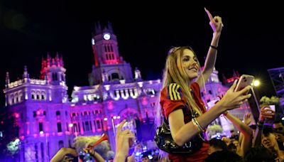 PIX: Spaniards take to the streets to celebrate Euro win