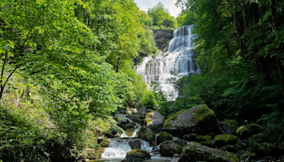 En plein cœur du Jura, cet ensemble de cascades majestueuses fait partie des lieux à voir au moins une fois dans sa vie