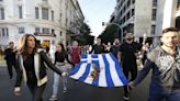 Miles de personas marchan en Atenas para conmemorar la revuelta estudiantil de 1973