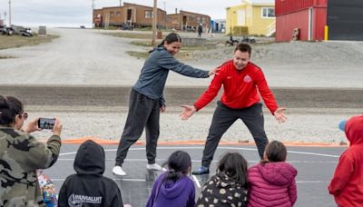 Inuit wrestling match brings all ages to the mat in Ulukhaktok, N.W.T. | CBC News