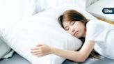 常落枕、睡不好⋯小心是枕頭選錯了！常見枕頭「4材質」優缺這樣挑