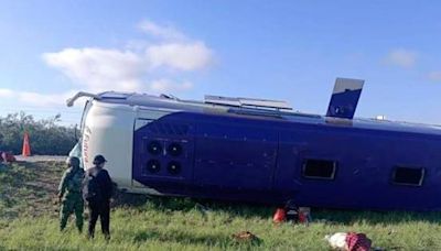 Vuelca autobús de pasajeros; 8 muertos