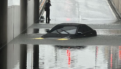 苗栗地下道積水封閉 駕駛誤闖GG了！愛車慘遭滅頂待救援