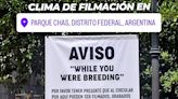 “Roza lo ridículo”: polémica por un cartel que colocó una productora en Parque Chas que “se adueña del espacio público y de tu imagen”