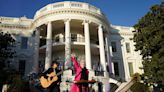 Cyndi Lauper se apresenta em sanção por Biden de lei de igualdade no casamento