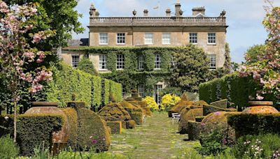 Royal gardener warns Britons to avoid 3 gardening mistakes this weekend