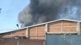 Fuerte incendio en fábrica de plásticos en Ecatepec