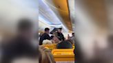 Un pasajero conflictivo obliga a aterrizar un vuelo con destino Tenerife en Santiago: agredió a varias personas