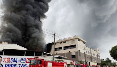 快訊/大發工業區「電路板工廠大火」爆炸聲頻傳 惡臭黑煙沖天