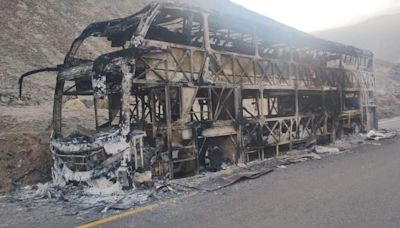 Arequipa: Bus interprovincial se incendia en la Panamericana Sur | VIDEO