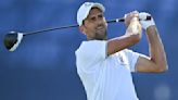 Novak Djokovic se animó a jugar al golf, logró un tiro increíble e hizo sonreír a todos con su festejo