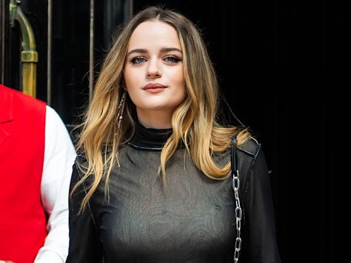 Joey King deslumbra en un diseño de falda midi de latex y transparencias