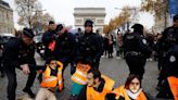 Ativistas ambientais bloqueiam a Champs Élysées em Paris para pedir melhor isolamento térmico em edifícios