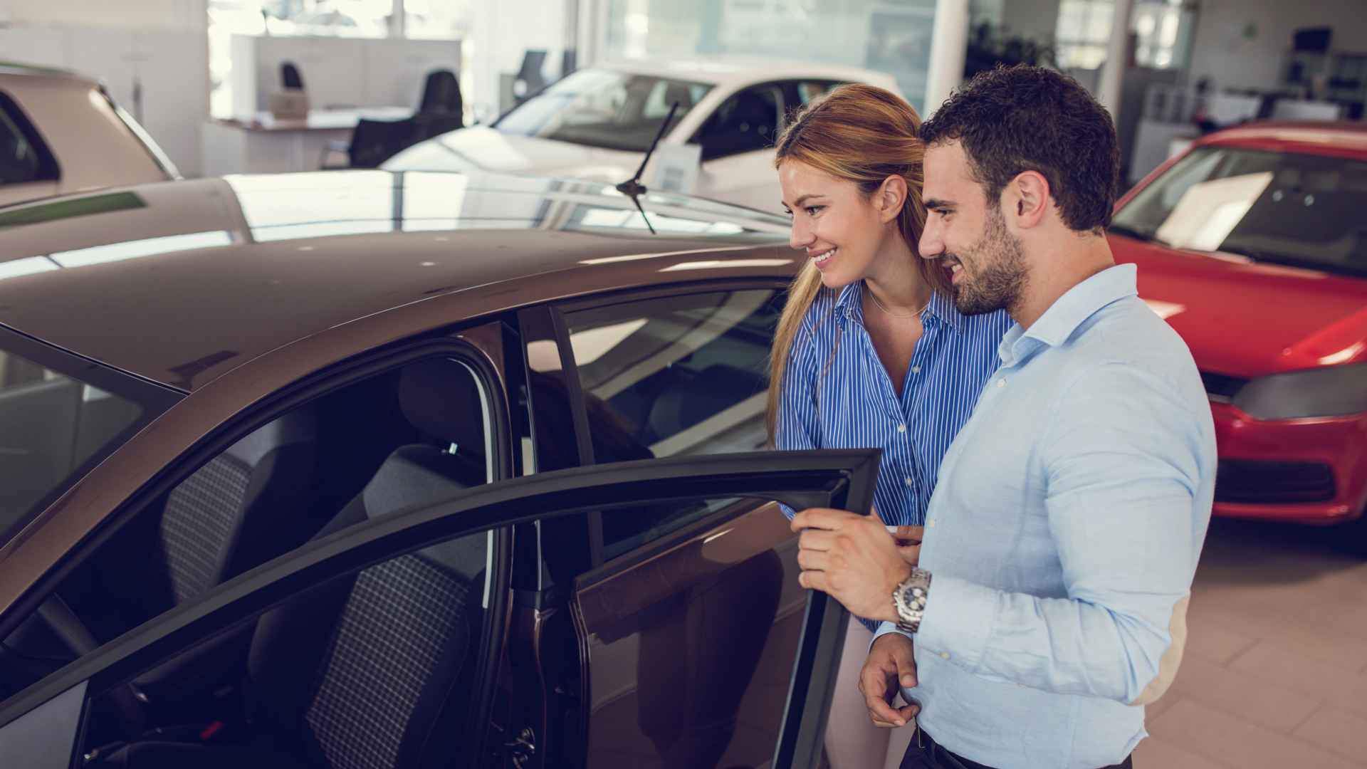 I’m a Car Salesperson: Here Are 6 Ways To Save Money at the Dealership