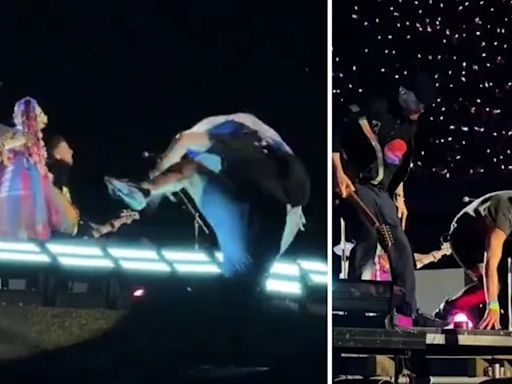 La reacción de Chris Martin tras la fuerte caída de un hombre que intentaba subir al escenario