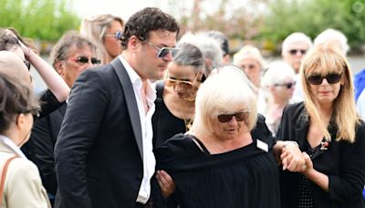 Dernier adieu à Pascal Danel : son fils Jean-Pierre épaulé par sa mère Margit, Laurent Voulzy très touché