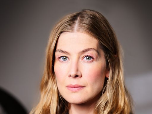 Rosamund Pike to Star in Silicon Valley Thriller Series ‘Thumblite’ at Netflix From Scott Z. Burns, Scott Galloway, Media Res